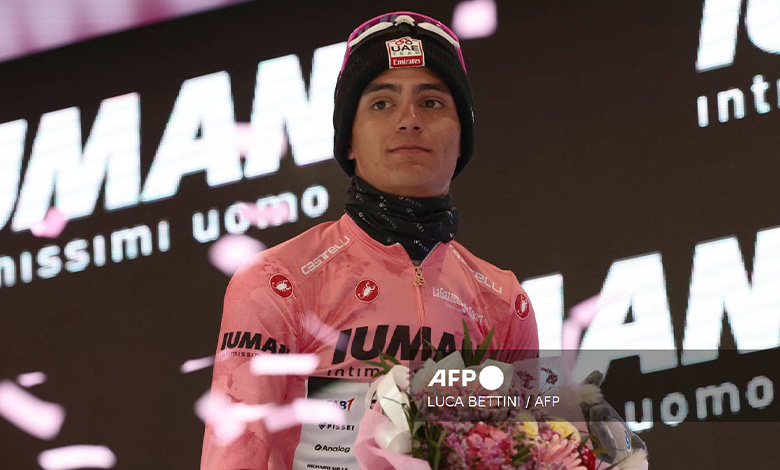 Del Toro refuerza su 'maglia rosa' del Giro, Kooij gana al esprint
