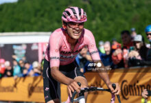 Scaroni gana una alocada 16ª etapa del Giro, Del Toro salva el rosa