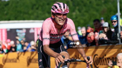 Scaroni gana una alocada 16ª etapa del Giro, Del Toro salva el rosa