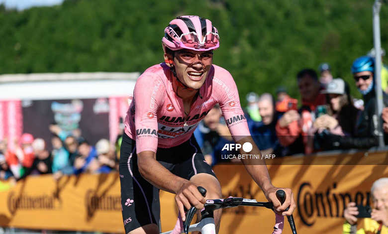 Scaroni gana una alocada 16ª etapa del Giro, Del Toro salva el rosa