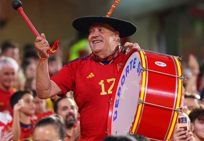 Muere Manolo 'el del Bombo', el aficionado más ilustre de la selección española