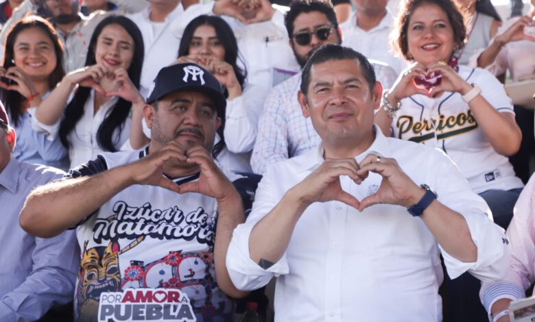 Alejandro Armenta asiste a juego de Liga Metropolitana AA en Izúcar de Matamoros
