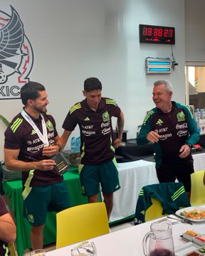 El delantero del América, Henry Martín, junto con los convocados del Cruz Azul se incorporaron este martes a la concentración