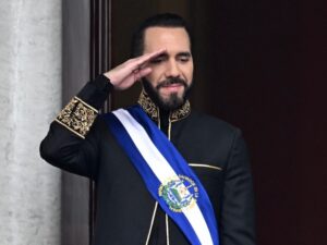 El panorama político de El Salvador avanza hacia la continuidad. El presidente Nayib Bukele oficializó su intención de buscar un tercer mandato consecutivo para los comicios generales de 2027.