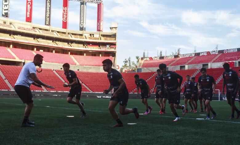 El 'Loco' Abreu y su Tijuana desafían a las Chivas de Milito