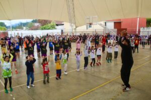 El exbasquetbolista, Horacio Llamas da entrenamiento a niños de Zacatlán