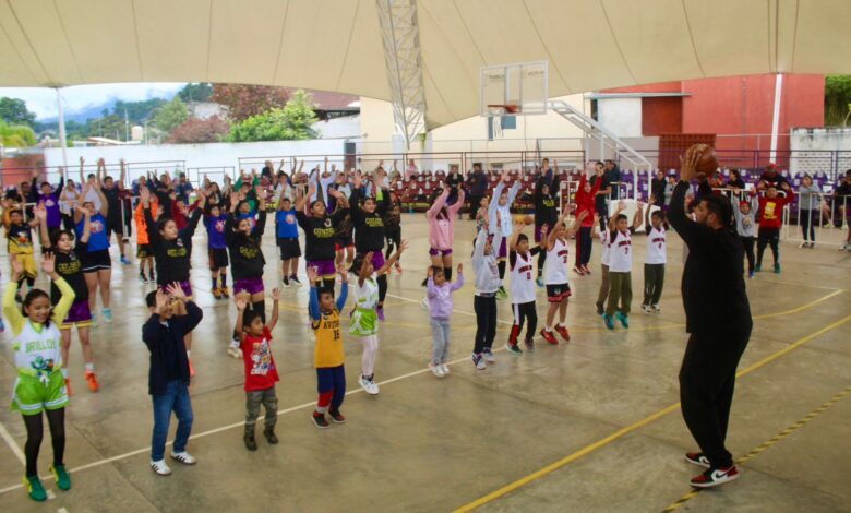 El exbasquetbolista, Horacio Llamas da entrenamiento a niños de Zacatlán