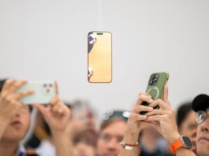 El director general de Apple, Tim Cook, advirtió este miércoles que el imparable auge de la inteligencia artificial (IA) ha disparado los costos de los componentes a niveles críticos, lo que obligará a la compañía a subir los precios de sus productos, incluyendo su próximo iPhone.