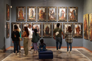 Decenas de personas recorrieron este sábado 8 de agosto los principales espacios culturales, recintos históricos y restaurantes del primer cuadro de la ciudad.
