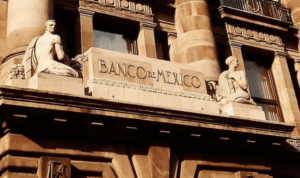 Fachada del Banco de México tras el anuncio de que Banxico reduce la tasa de interés a 6.75%.