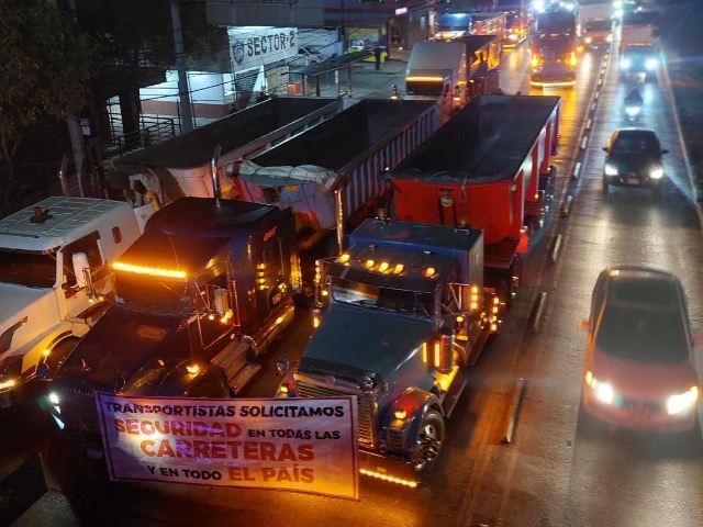 El paro nacional de transportistas programado para iniciar en las primeras horas de este miércoles fue suspendido de manera definitiva. La Secretaría de Gobernación (Segob) informó que alcanzó un acuerdo con los dirigentes de la Alianza Mexicana de Organización de Transportistas A.C. (AMOTAC)