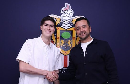 Chivas renueva a Armando González; habrá ‘Hormiga’ para rato