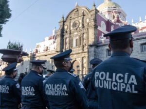 Elementos de la SSC durante un punto de revisión del Operativo Centinela en Puebla.