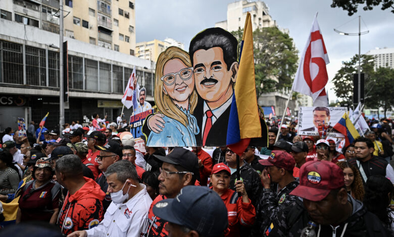 Simpatizantes de la oposición y del chavismo se manifestaron por separado este martes en Caracas, Venezuela.
