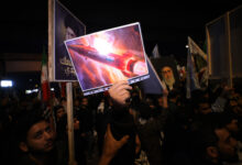 Explosiones en Teherán: “Columnas de humo elevándose sobre edificios en Teherán tras bombardeos”