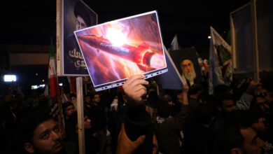 Explosiones en Teherán: “Columnas de humo elevándose sobre edificios en Teherán tras bombardeos”