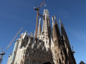 El papa León XIV arribó a Barcelona para presidir una histórica misa solemne y bendecir la recién culminada Torre de Jesucristo de la basílica de la Sagrada Familia.