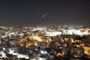 El presidente de Estados Unidos, Donald Trump, aseguró que el alto el fuego con Irán continúa vigente, pese al ataque iraní del jueves contra tres destructores estadounidenses en el estrecho de Ormuz