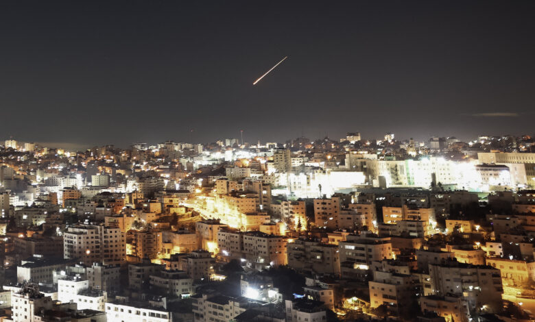 El presidente de Estados Unidos, Donald Trump, aseguró que el alto el fuego con Irán continúa vigente, pese al ataque iraní del jueves contra tres destructores estadounidenses en el estrecho de Ormuz