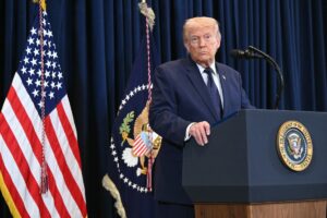 El presidente Donald Trump sufrió un revés legislativo este jueves tras el aplazamiento de la votación de un proyecto de ley destinado a financiar a las agencias de inmigración. La decisión se produjo en medio de una fuerte disputa entre senadores republicanos