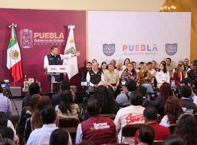 Alejandro Armenta durante su visita a Tehuacán para iniciar atención en territorio.