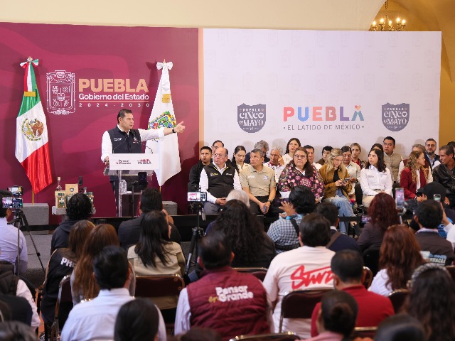 Alejandro Armenta durante su visita a Tehuacán para iniciar atención en territorio.