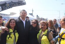 Personal de Infraestructura informa a vecinos sobre obras viales en Puebla.