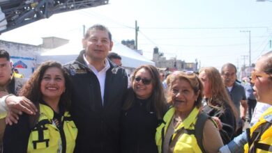 Personal de Infraestructura informa a vecinos sobre obras viales en Puebla.