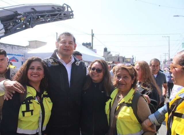 Personal de Infraestructura informa a vecinos sobre obras viales en Puebla.