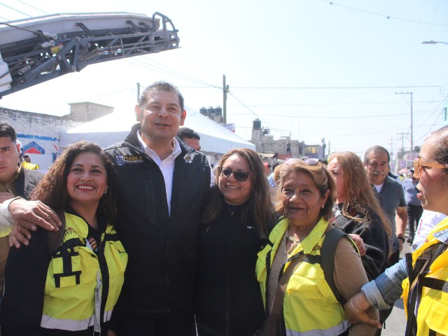 Personal de Infraestructura informa a vecinos sobre obras viales en Puebla.
