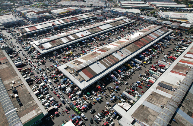 Operativo de la Secretaría General de Gobierno en la Central de Abasto de Puebla para inhibir comercio informal.