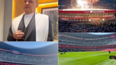 Obispo Francisco Javier Acero bendice el campo del Estadio Banorte previo a su reinauguración.