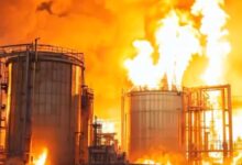 Columnas de humo en Teherán tras bombardeos en el segundo mes de la guerra en Oriente Medio.