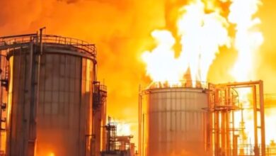 Columnas de humo en Teherán tras bombardeos en el segundo mes de la guerra en Oriente Medio.