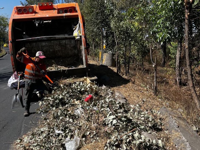 Cuadrillas del OOSL realizando limpieza preventiva en barrancas de Puebla antes de la temporada de lluvias.