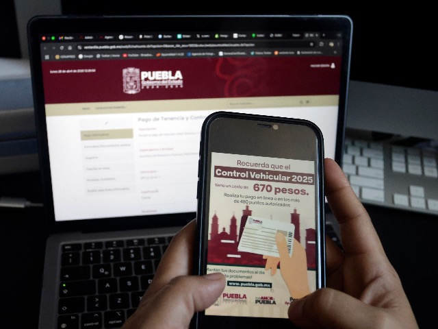 Ciudadanos realizan el pago del Control Vehicular 2026 en Puebla durante el periodo de prórroga.