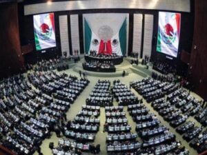 La Cámara de Diputados aprobó en lo general la reforma constitucional que modifica el calendario de la elección de jueces, magistrados y ministros. Con una votación de 341 votos a favor, 124 en contra y cero abstenciones, el dictamen alcanzó la mayoría calificada exigida por la ley para realizar modificaciones a la Constitución Política de los Estados Unidos Mexicanos.