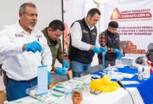 Médicos veterinarios instalando trampas para prevenir el Gusano Barrenador del Ganado en la Sierra Negra de Puebla.