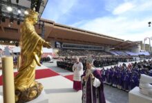Papa León XIV saluda a fieles durante su visita a Mónaco.