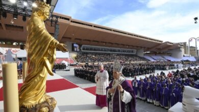 Papa León XIV saluda a fieles durante su visita a Mónaco.