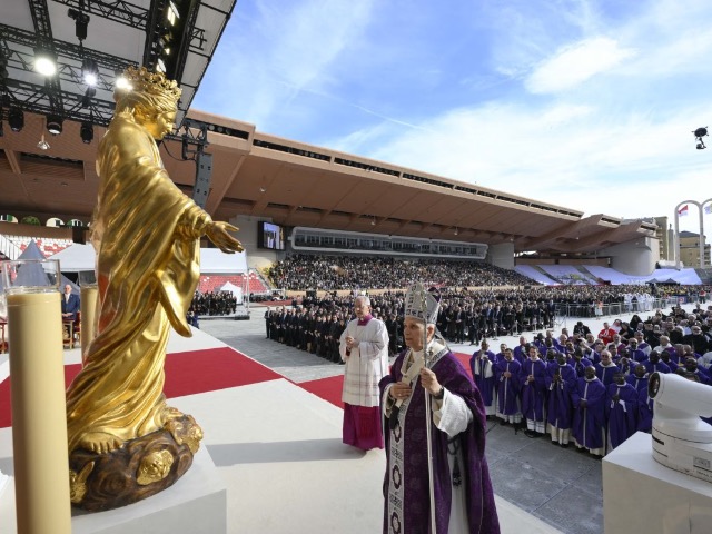 Papa León XIV saluda a fieles durante su visita a Mónaco.
