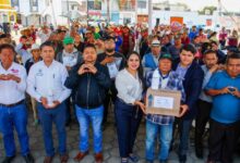 Tonantzin Fernández entrega biofertilizantes a productores de San Pedro Cholula como parte del programa Sembrando el Futuro.