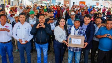 Tonantzin Fernández entrega biofertilizantes a productores de San Pedro Cholula como parte del programa Sembrando el Futuro.