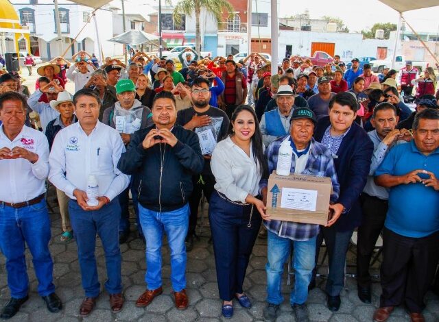 Tonantzin Fernández entrega biofertilizantes a productores de San Pedro Cholula como parte del programa Sembrando el Futuro.