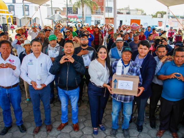 Tonantzin Fernández entrega biofertilizantes a productores de San Pedro Cholula como parte del programa Sembrando el Futuro.