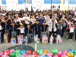 El Sistema para el Desarrollo Integral de la Familia (SEDIF) celebró el Día de la Niña y el Niño con actividades recreativas en diversas juntas auxiliares de Puebla, mientras que el evento central tuvo lugar en San Andrés Azumiatla