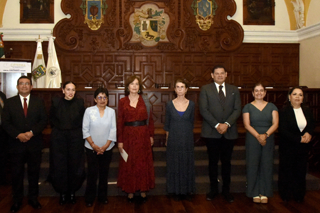 El emblemático Salón Barroco del Edificio Carolino fue el escenario de la inauguración de la primera Cátedra Magistral "Dra. Matilde Montoya". Esta iniciativa de la BUAP busca democratizar el conocimiento