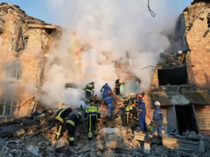 Un ataque ucraniano con drones dejó dos personas muertas este jueves en la región rusa de Samara, en el suroeste del país, informó el gobernador local Viacheslav Fedorishchev.