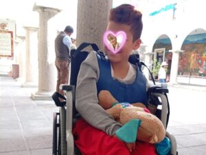 Silla de ruedas especial: “Ejemplo de silla de ruedas ortopédica hecha a la medida para un menor con discapacidad”