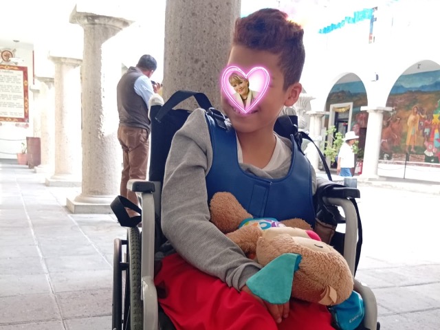 Silla de ruedas especial: “Ejemplo de silla de ruedas ortopédica hecha a la medida para un menor con discapacidad”